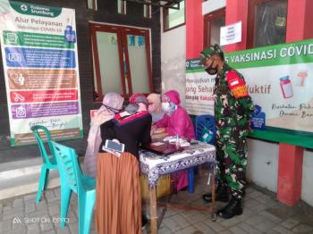 Anggota Koramil Srumbung Dampingi Vaksinasi Guru